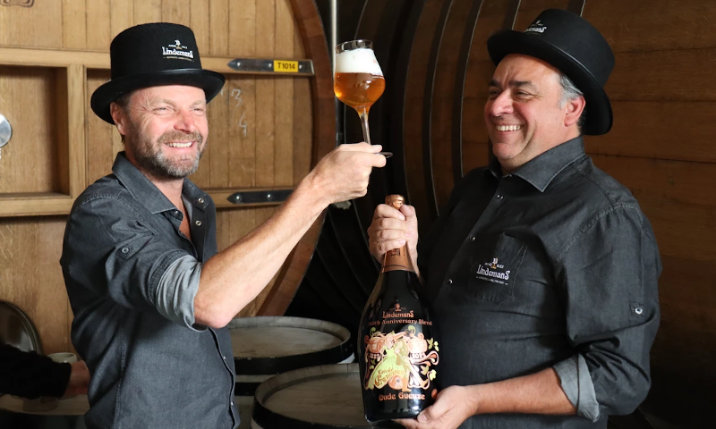 Dirk en Geert Lindemans met Cuvee Fransica ter ere van het 200-jarig jubileum van de brouwerij